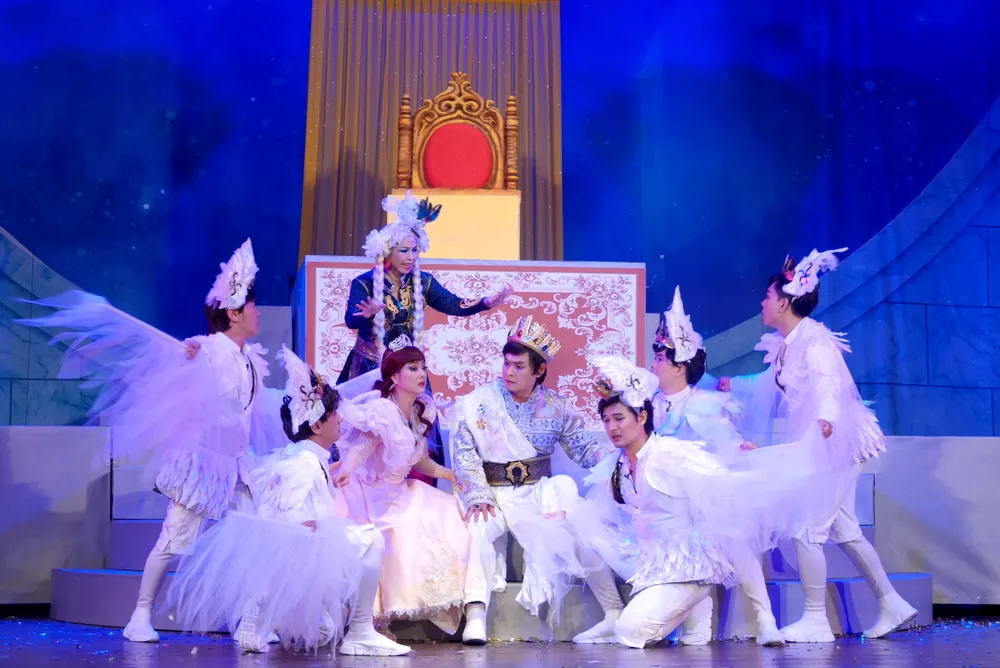 Các hoàng tử bị lời nguyền biến thành chim thiên nga. Ảnh: THÚY BÌNH