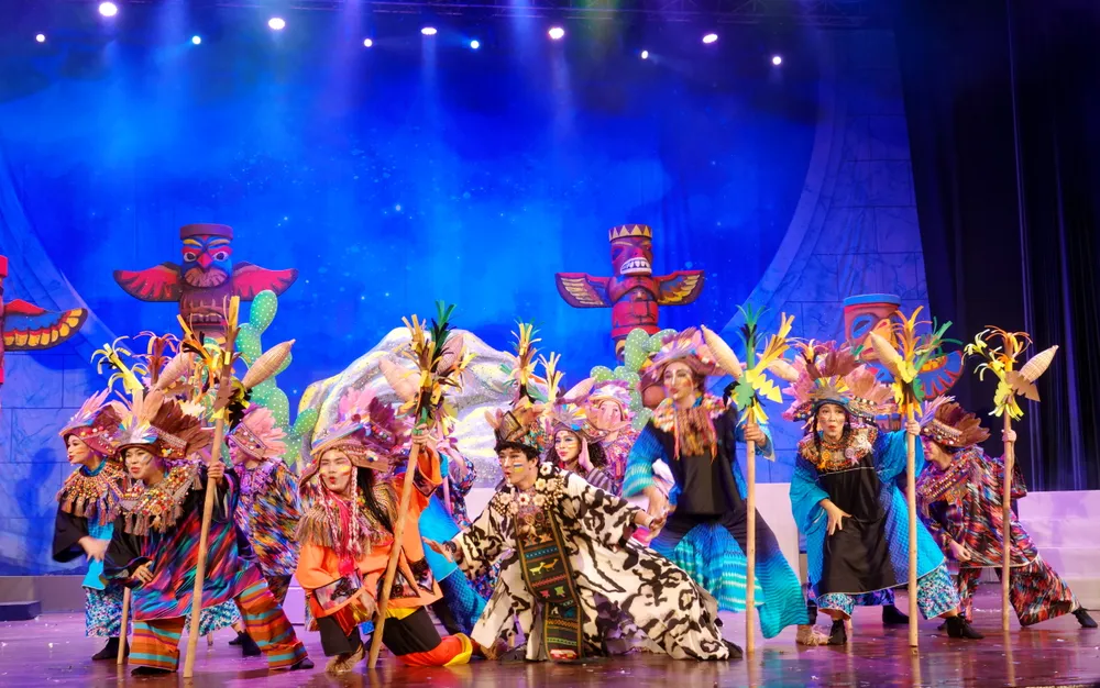 Bộ tộc trên đảo Tuban. Ảnh: THÚY BÌNH