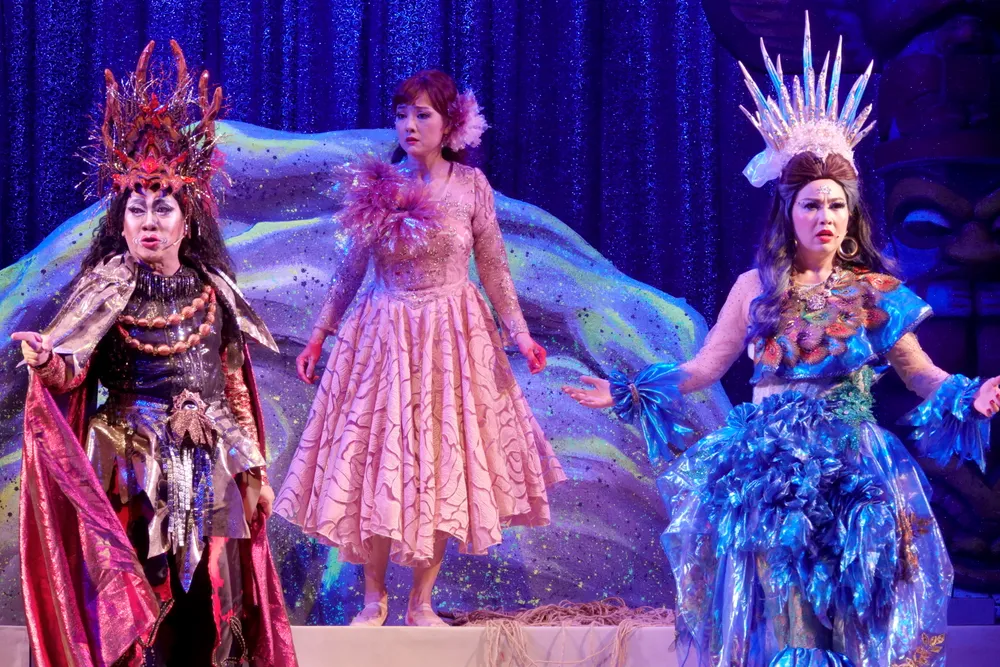 Câu chuyện nhạc kịch "Nàng công chúa và chiếc áo tầm gai" được dàn dựng cuốn hút với nhiều tình tiết gay cấn, hài hước, thú vị, hấp dẫn. Ảnh: THÚY BÌNH