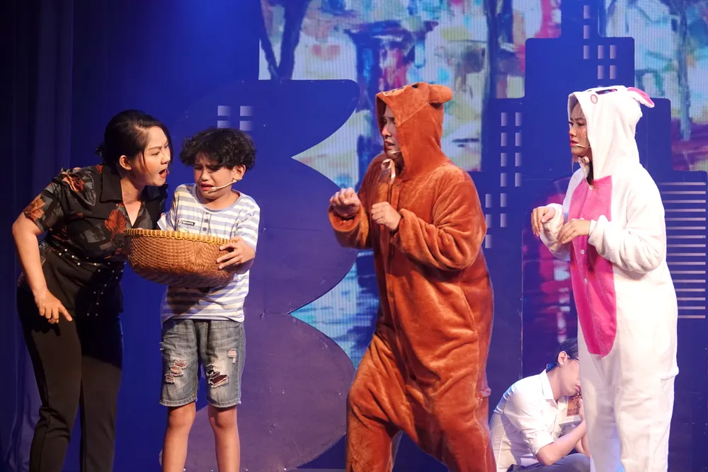 Gấu bông và Thỏ bông chứng kiến cảnh bé Ôsin bị người nuôi dưỡng bắt nạt, ức hiếp. Ảnh: THÚY BÌNH