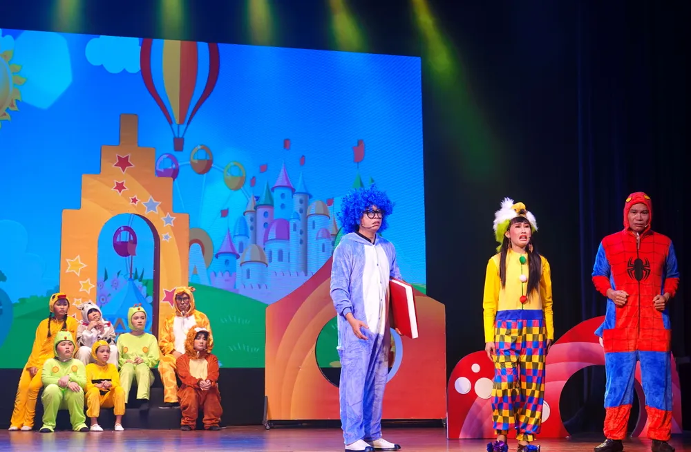 Ở vương quốc nhồi bông, người lớn nhận ra mình cũng từng có một thời tuổi thơ tươi vui, hạnh phúc với bao tiếng cười trong trẻo hồn nhiên. Ảnh: THÚY BÌNH