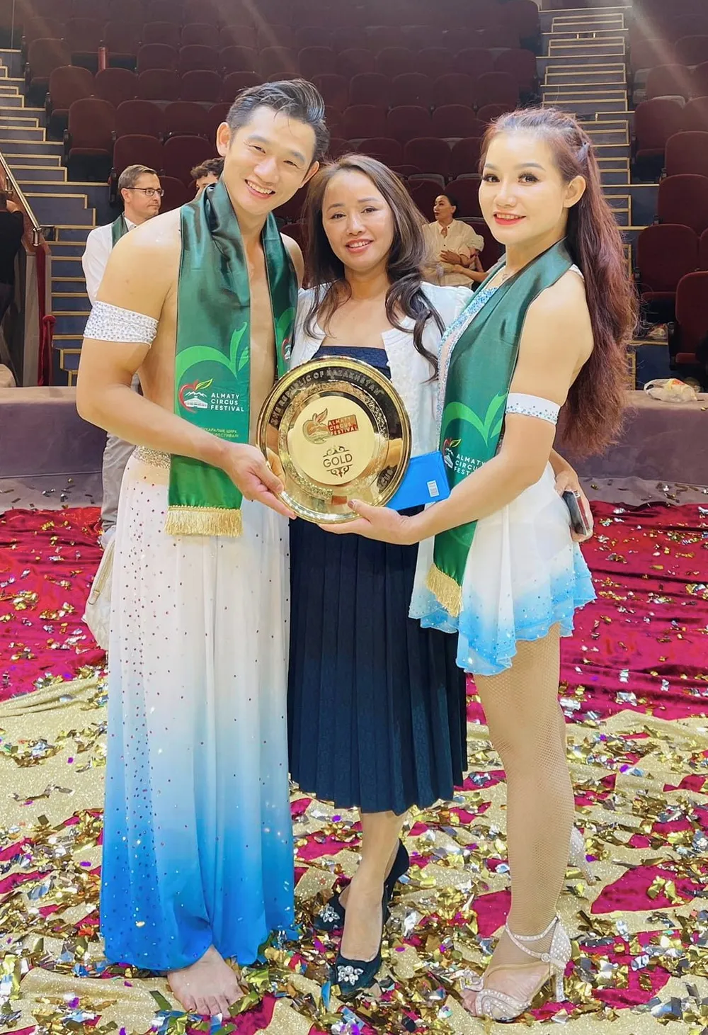 Hai nghệ sĩ trẻ chụp hình lưu niệm sau khi đón nhận Huy chương vàng tiết mục "Khoảnh khắc tình yêu" tại Liên hoan Xiếc quốc tế Kazakhstan 2023. Ảnh: LÊ DIỄN