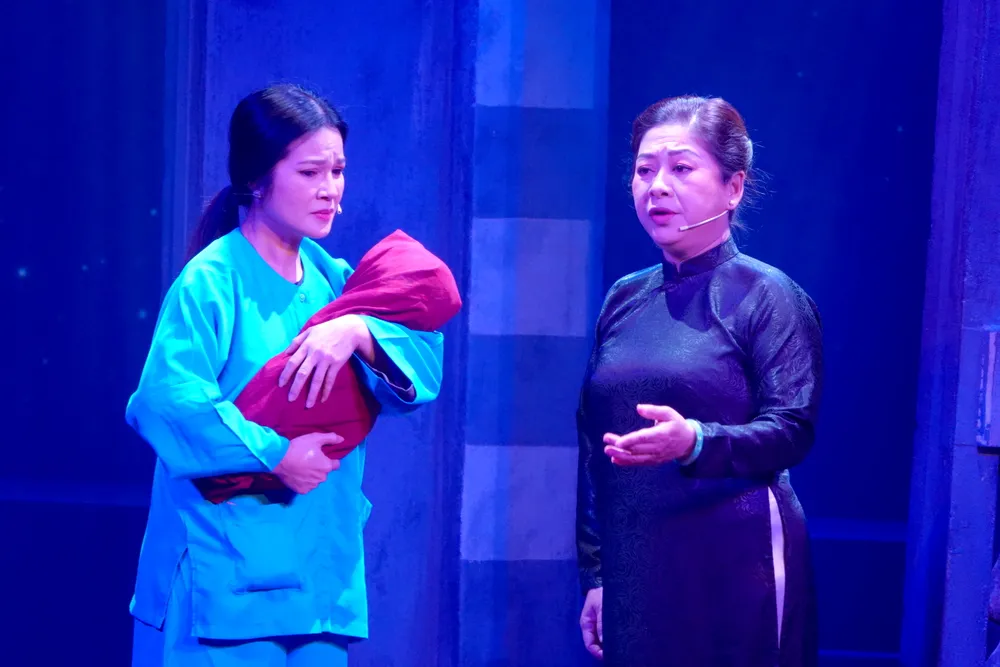 Nguyễn Thị Minh Khai vừa sinh con được một tháng đã phải xa con, tiếp tục hoạt động cách mạng, thực hiện nhiệm vụ được cấp trên giao phó. Ảnh: THÚY BÌNH Nguyễn Thị Minh Khai vừa sinh con được một tháng đã phải xa con, tiếp tục hoạt động cách mạng, thực hiện nhiệm vụ được cấp trên giao phó. Ảnh: THÚY BÌNH