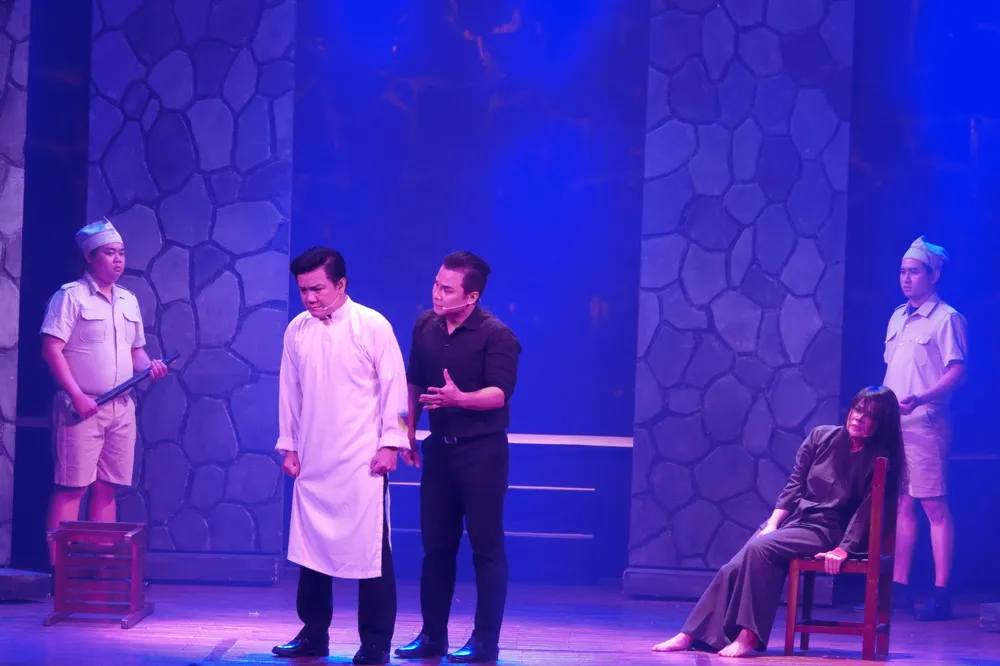 Mật thám cố gắng chiêu hồi, dụ dỗ hai nhà cách mạng kiên trung cung khai mối quan hệ của hai người và cách thức hoạt động của tổ chức cách mạng. Ảnh: THÚY BÌNH Mật thám cố gắng chiêu hồi, dụ dỗ hai nhà cách mạng kiên trung cung khai mối quan hệ của hai người và cách thức hoạt động của tổ chức cách mạng. Ảnh: THÚY BÌNH