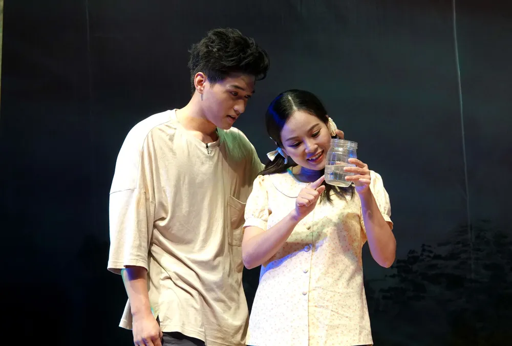 Ma Ran Đo và Kỳ Thảo trong vai Rô và Huệ thời tuổi trẻ. Ảnh: THÚY BÌNH