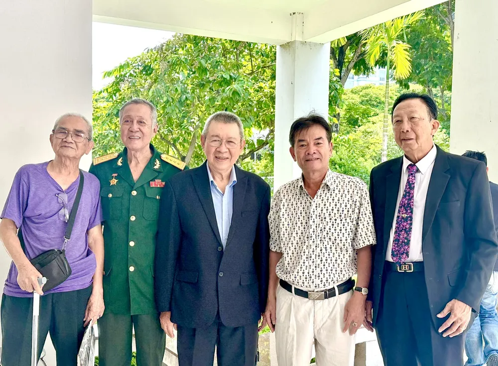 Nhạc sĩ - NSƯT Thế Hiển cùng đồng nghiệp là các nhạc sĩ Hội viên Hội Âm nhạc TPHCM. Ảnh: THÚY BÌNH