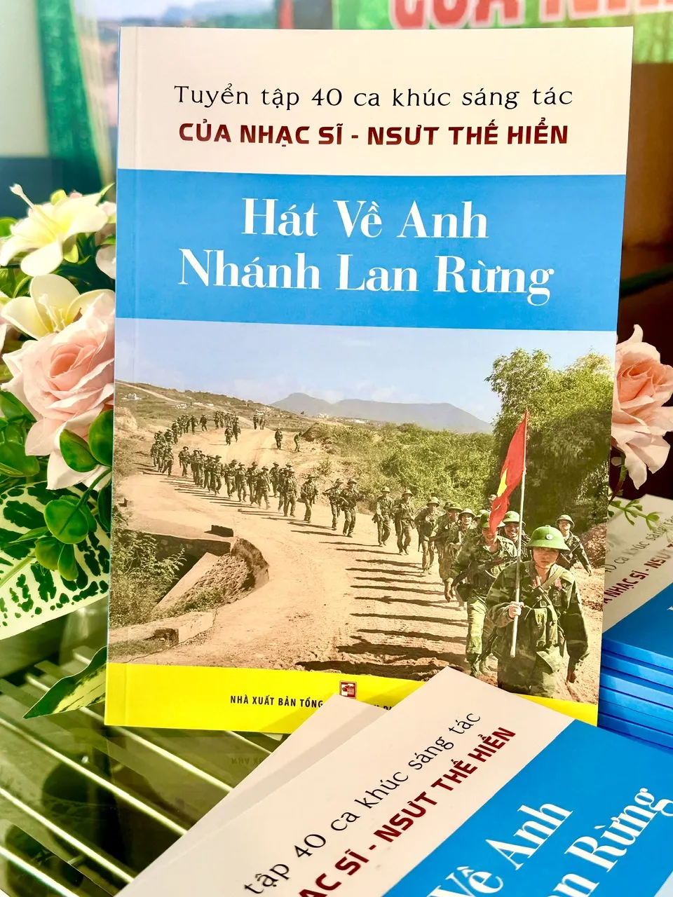 Tuyển tập sách nhạc như một món quà tinh thần ý nghĩa được Nhạc sĩ - NSƯT Thế Hiển thực hiện dành tặng cho các đơn vị bộ đội, bạn bè, đồng nghiệp. Ảnh: THÚY BÌNH