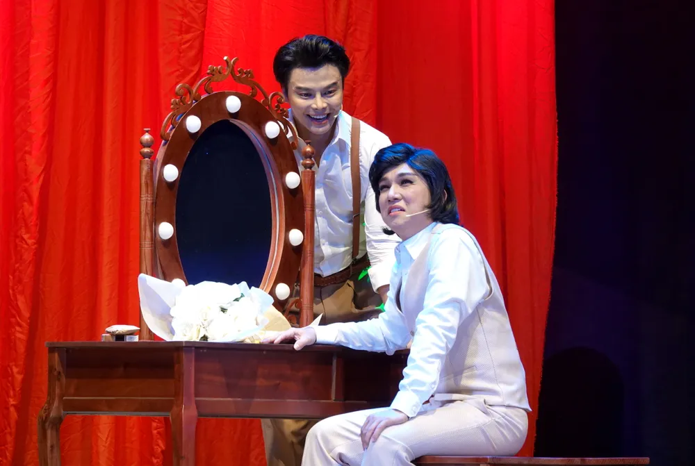 NS Võ Minh Lâm và Nguyễn Minh Trường có nhiều cảnh diễn ăn ý, dễ thương, tạo nên nhiều tiếng cười vui tươi, dí dỏm trong vở diễn. Ảnh: THÚY BÌNH NS Võ Minh Lâm và Nguyễn Minh Trường có nhiều cảnh diễn ăn ý, dễ thương, tạo nên nhiều tiếng cười vui tươi, dí dỏm trong vở diễn. Ảnh: THÚY BÌNH