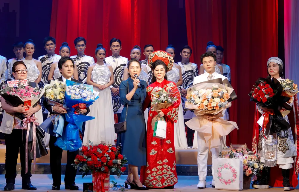 NSƯT Thanh Thúy chia sẻ cảm xúc sau khi xem vở Cô đào hát. Ảnh: THÚY BÌNH NSƯT Thanh Thúy chia sẻ cảm xúc sau khi xem vở Cô đào hát. Ảnh: THÚY BÌNH