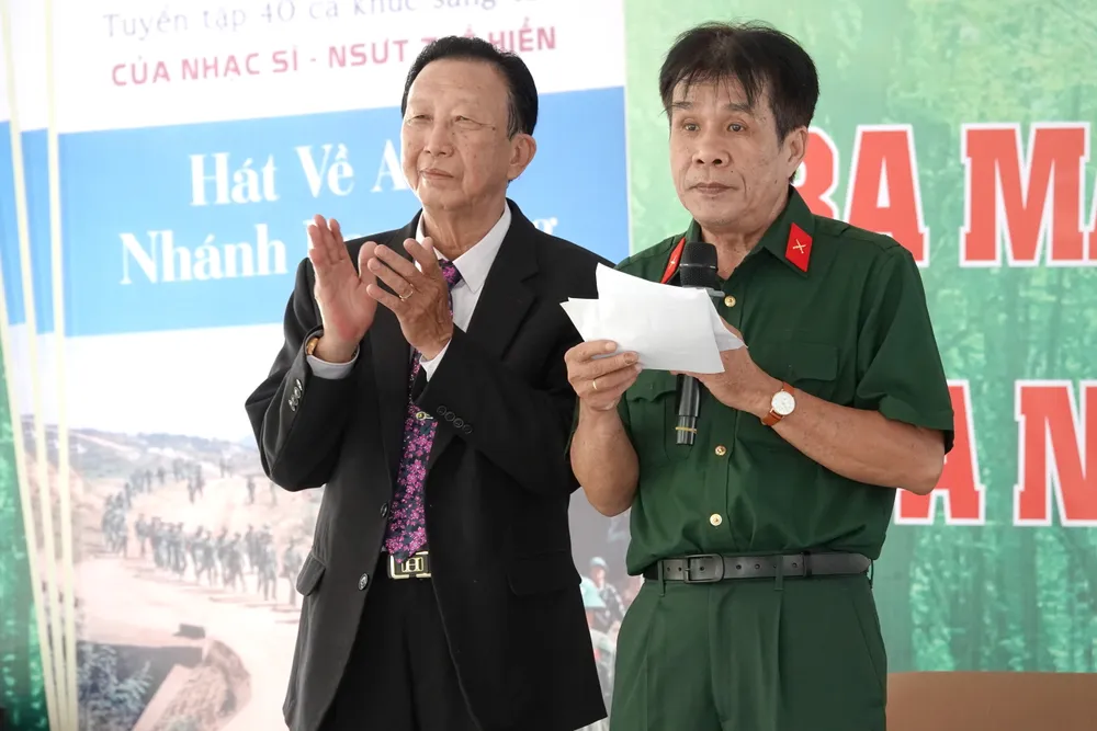 Nhà thơ Lê Minh Quốc đảm nhận vai trò dẫn chương trình tại buổi ra mắt Tuyển tập sách nhạc của Nhạc sĩ - NSƯT Thế Hiển. Ảnh: THÚY BÌNH