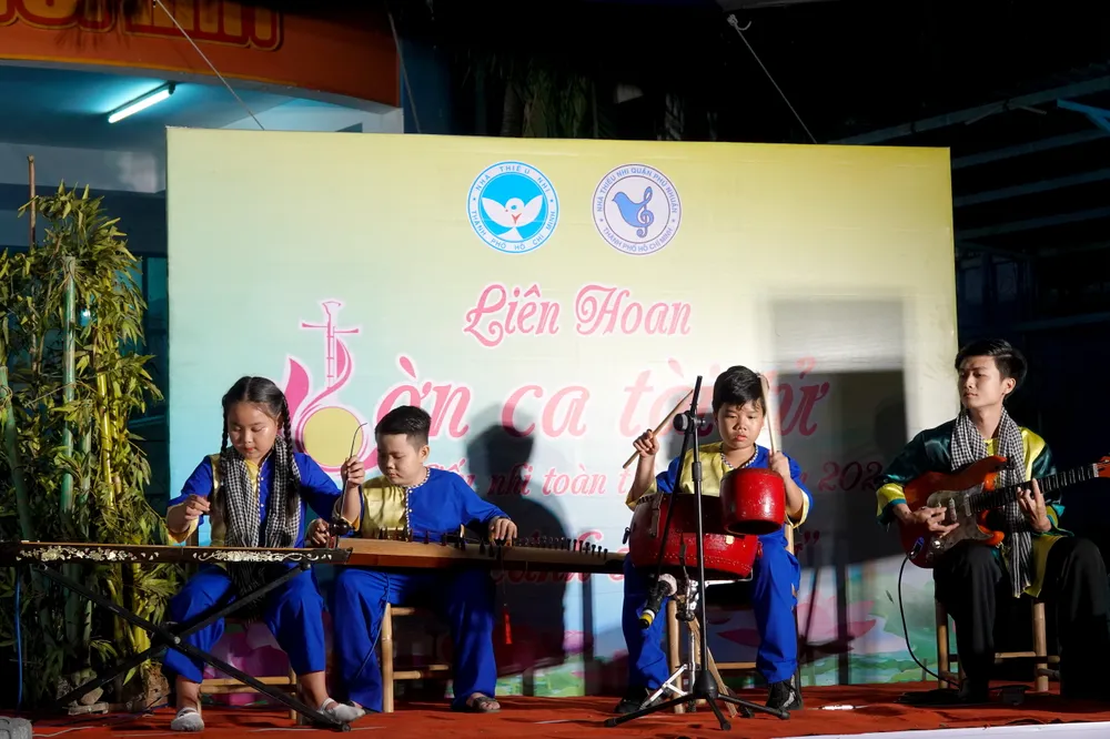 Dàn đờn thiếu nhi của NTN quận 6 tạo ấn tượng tại Liên hoan Đờn ca tài tử thiếu nhi toàn thành giải "Cánh Sen Hồng". Ảnh: THÚY BÌNH Dàn đờn thiếu nhi của NTN quận 6 tạo ấn tượng tại Liên hoan Đờn ca tài tử thiếu nhi toàn thành giải "Cánh Sen Hồng". Ảnh: THÚY BÌNH