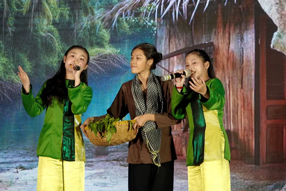 Tiết mục lý chim xanh - phi vân điệp khúc "Về quê ngoại" của NTN quận 6. Ảnh: THÚY BÌNH Tiết mục lý chim xanh - phi vân điệp khúc "Về quê ngoại" của NTN quận 6. Ảnh: THÚY BÌNH