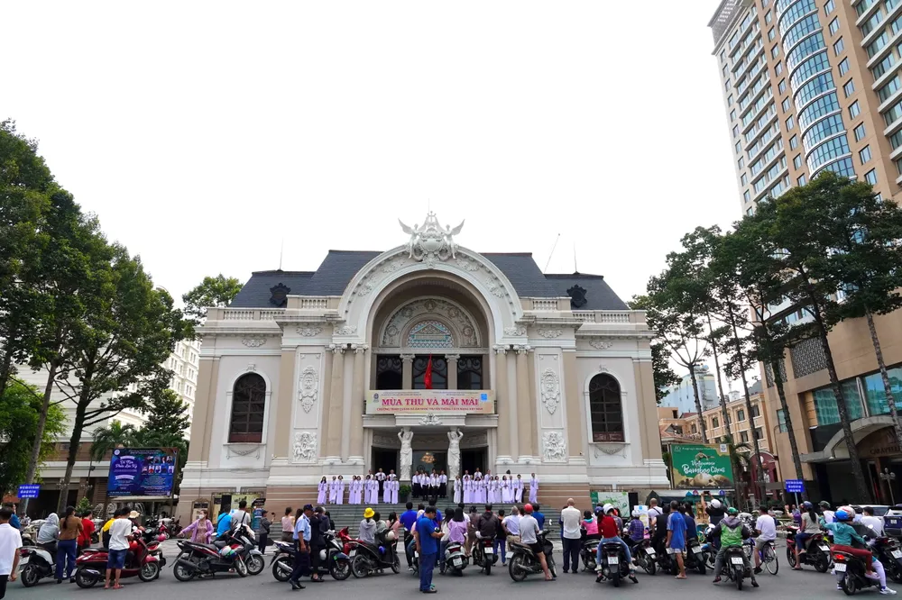 Đông đảo người dân đến xem chương trình ca múa nhạc truyền thống "Tình ca đất nước". Ảnh: THÚY BÌNH