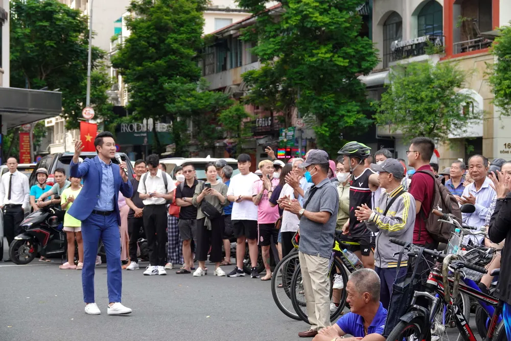 Ca sĩ Nguyễn Phi Hùng biểu diễn giao lưu cùng đông đảo khán giả. Ảnh: THÚY BÌNH