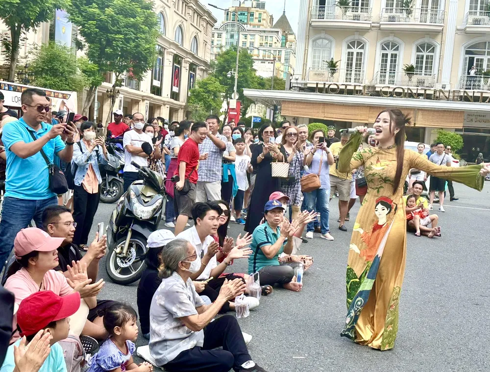 Ca sĩ Lê Thu Uyên biểu diễn bài hát "Tiếng đàn Ta Lư". Ảnh: THÚY BÌNH