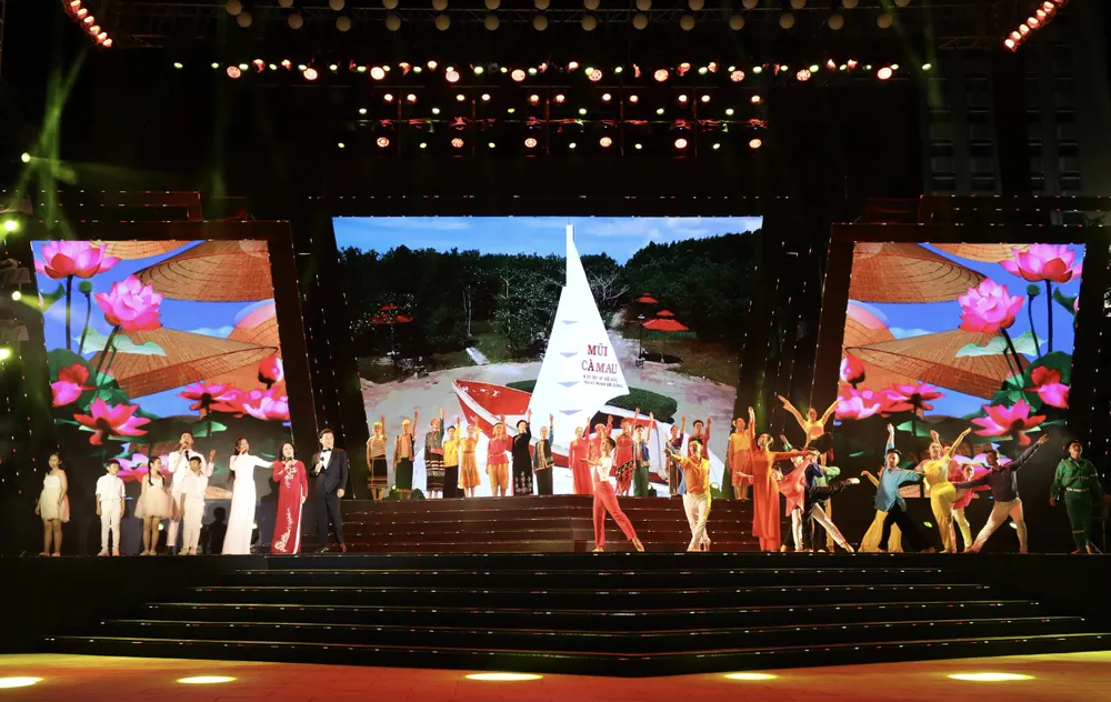 Các ca sĩ cùng hòa ca bài hát "Tổ quốc ta cờ bay" và "Tiến quân ca". Ảnh: DŨNG PHƯƠNG