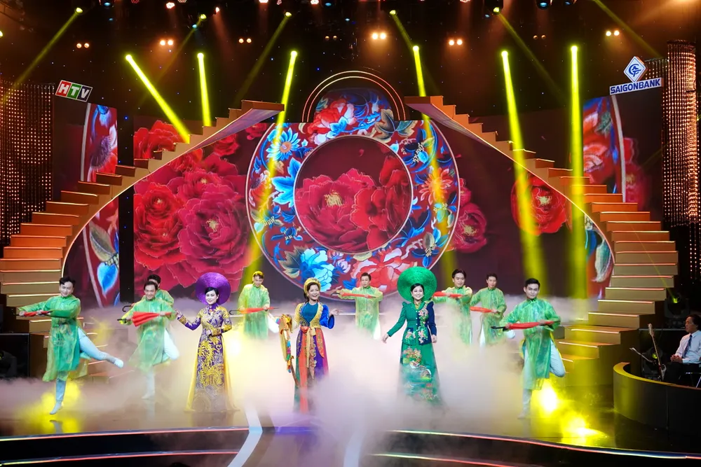 Tiết mục ca múa mang đậm bản sắc văn hóa Việt Nam đã mở màn đêm thi . Ảnh: THÚY BÌNH