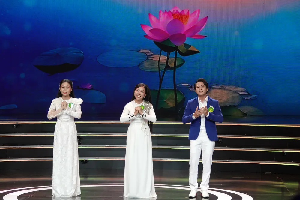 Thí sinh đội NSƯT Phượng Loan thi diễn đầy cảm xúc với những bài hát ngợi ca tình mẫu tử. Ảnh: THÚY BÌNH