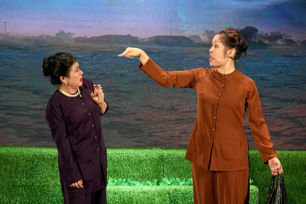 NSND Hồng Vân và NS Thanh Thủy tung hứng nhiều mảng miếng độc đáo, khiến khán giả phải khóc cười cùng các cung bậc cảm xúc của tác phẩm nhạc kịch. Ảnh: THÚY BÌNH