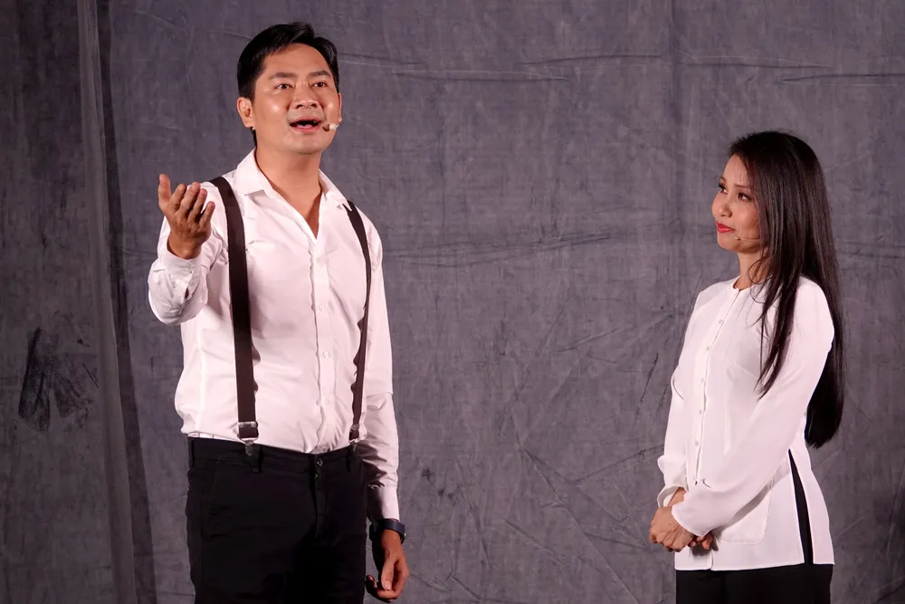 Tư Liễu (ca sĩ Cẩm Ly) và Hai Nông (diễn viên Minh Luân) đẹp đôi, duyên dáng trên sàn diễn kịch nói. Ảnh: THÚY BÌNH