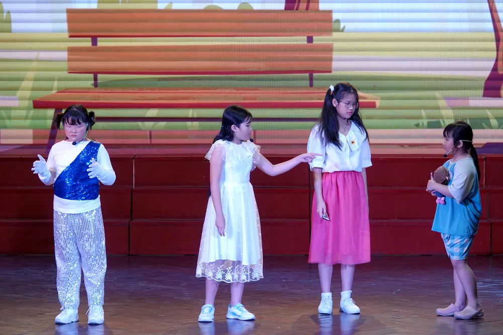 Tiểu phẩm "Búp bê cũng biết yêu thương" của NTN quận 1. Ảnh: THÚY BÌNH