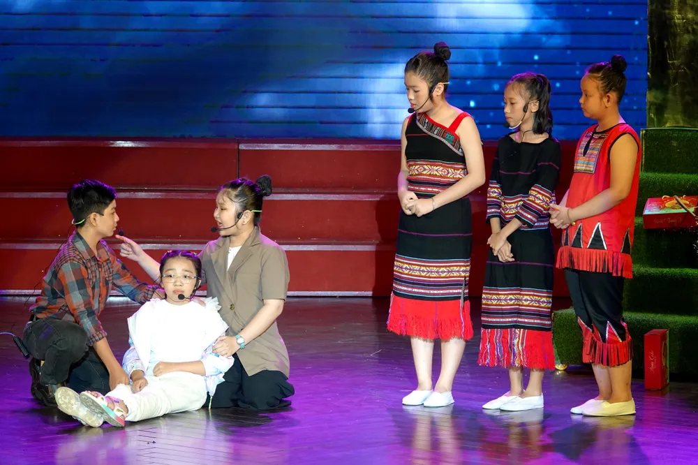 Tiểu phẩm "Một chuyến đi" của NTN quận 6. Ảnh: THÚY BÌNH