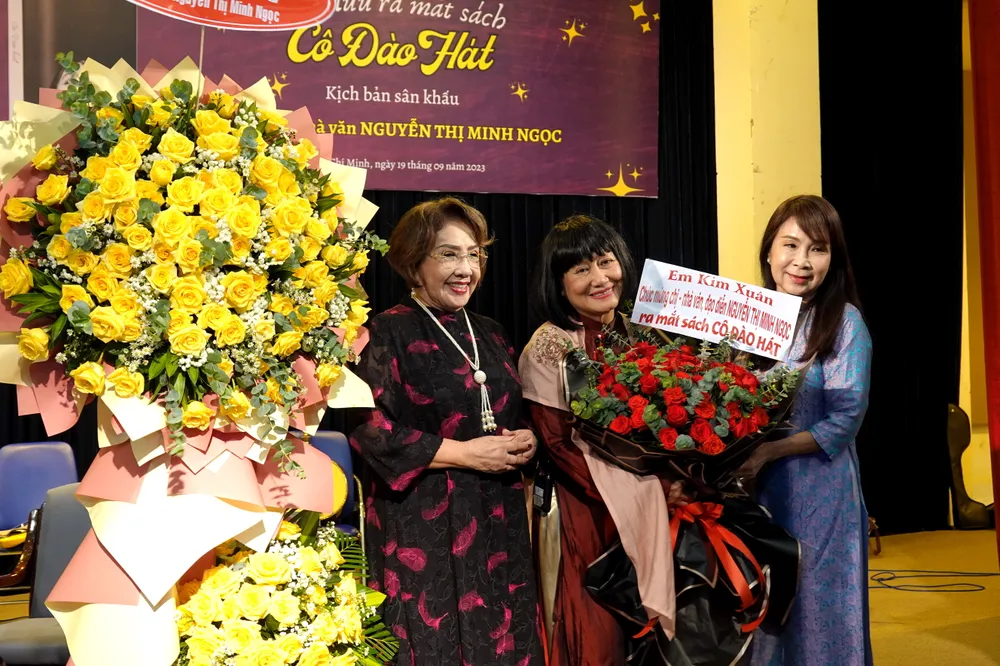NSND Lệ Thủy và NSND Kim Xuân tặng hoa chúc mừng buổi ra mắt sách kịch bản sân khấu "Cô đào hát" của nhà biên kịch, đạo diễn Nguyễn Thị Minh Ngọc. Ảnh: THÚY BÌNH NSND Lệ Thủy và NSND Kim Xuân tặng hoa chúc mừng buổi ra mắt sách kịch bản sân khấu "Cô đào hát" của nhà biên kịch, đạo diễn Nguyễn Thị Minh Ngọc. Ảnh: THÚY BÌNH
