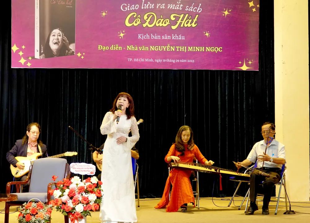 NSƯT Phương Hồng Thủy biểu diễn bài ca cổ "Lá trầu xanh". Ảnh: THÚY BÌNH NSƯT Phương Hồng Thủy biểu diễn bài ca cổ "Lá trầu xanh". Ảnh: THÚY BÌNH