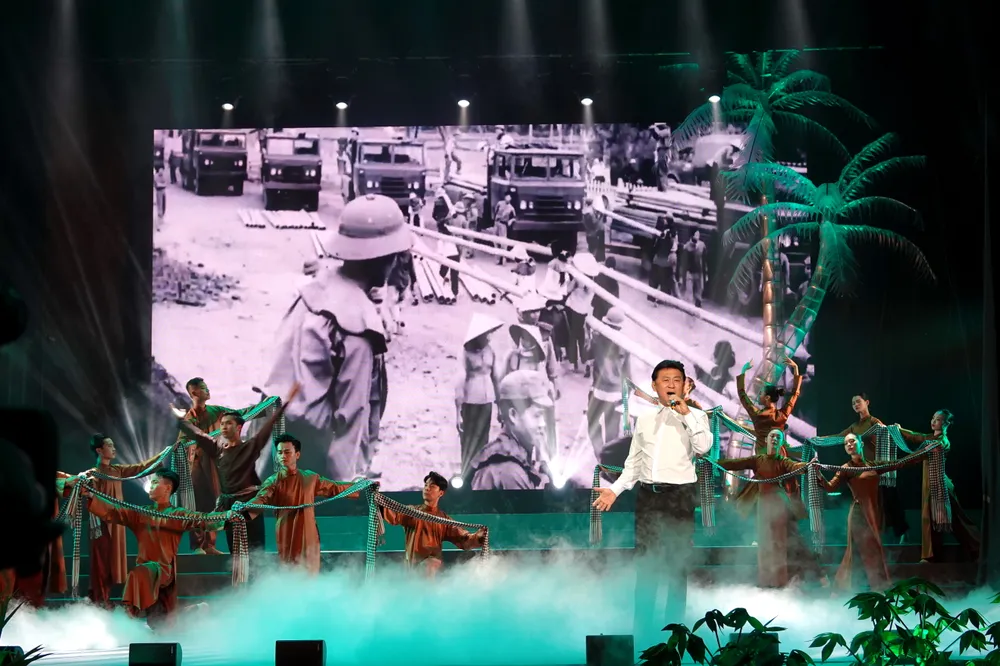 NSND Tạ Minh Tâm biểu diễn ca khúc nổi tiếng "Tình ca" của NS Hoàng Việt. Ảnh: THÚY BÌNH NSND Tạ Minh Tâm biểu diễn ca khúc nổi tiếng "Tình ca" của NS Hoàng Việt. Ảnh: THÚY BÌNH