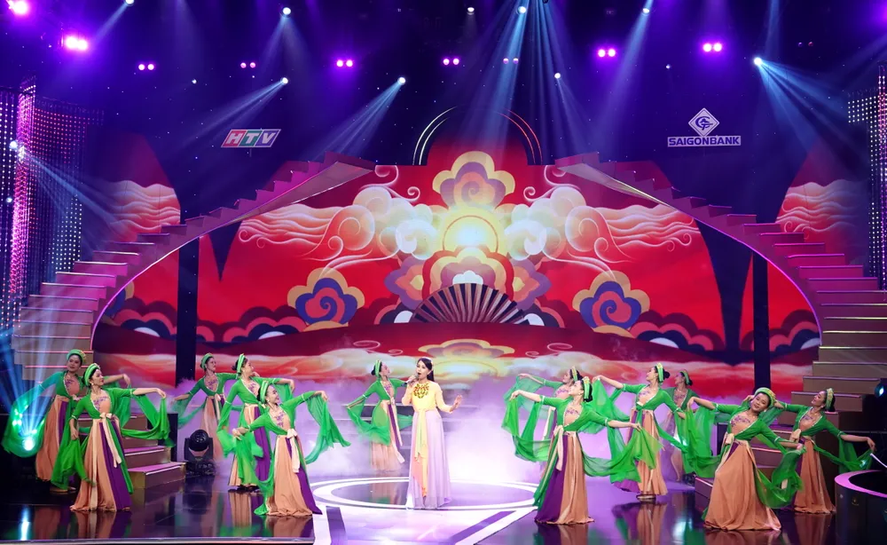 Ca sĩ Cẩm Ly biểu diễn bài hát "Non nước hữu tình" mở màn đêm thi chung kết và trao giải cuộc thi Chuông vàng vọng cổ lần thứ 18 - năm 2023. Ảnh: THÚY BÌNH