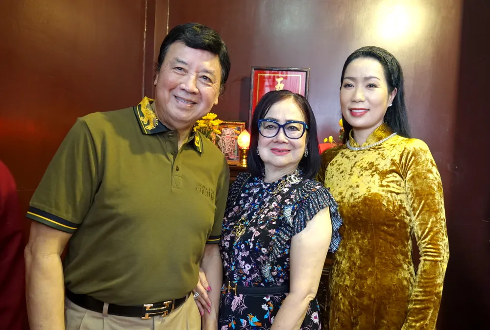 Vợ chồng NSƯT Bảo Quốc vui mừng và xúc động khi gặp được nhiều nghệ sĩ sân khấu thân quen tại lễ Giỗ tổ Sân khấu năm 2023. Ảnh: THÚY BÌNH