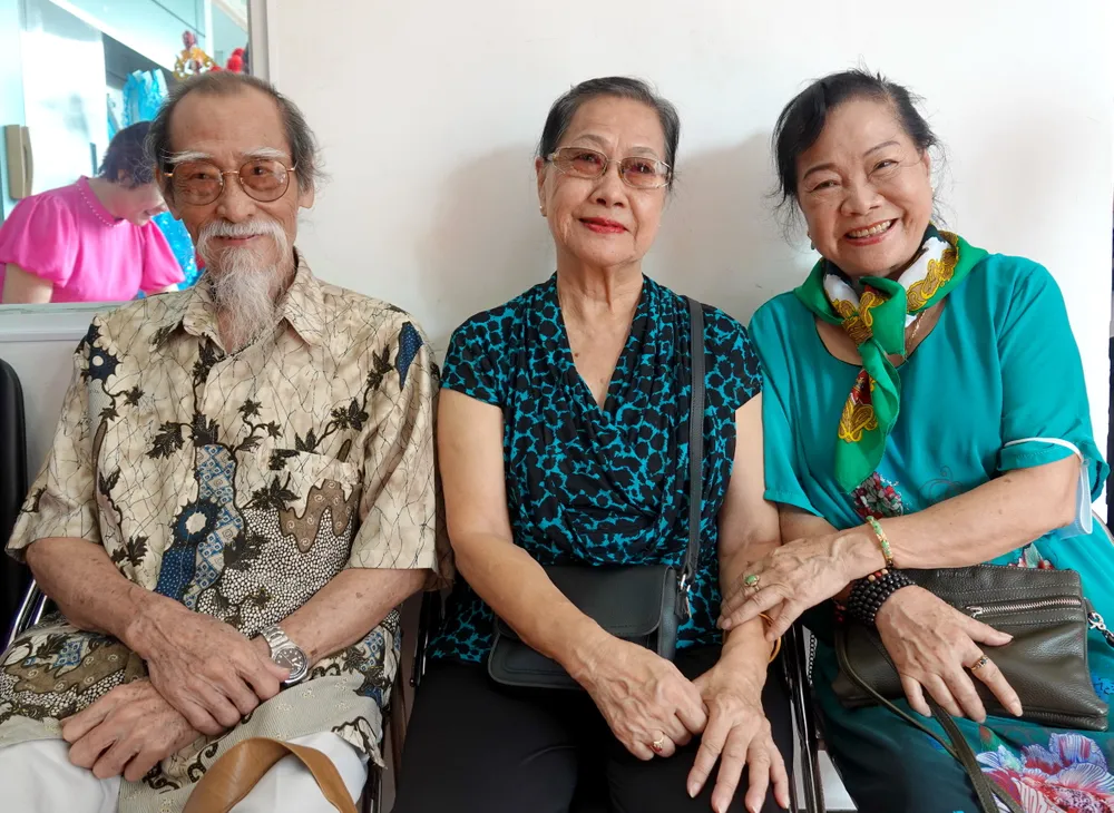 Các nghệ sĩ tiền bối của sân khấu TPHCM: NSƯT Mạnh Dung, NSND Thanh Vy và NS Thanh Dậu đến dự lễ Giỗ tổ Sân khấu từ rất sớm. Ảnh: THÚY BÌNH