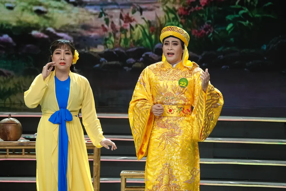 NSƯT Thu Vân hỗ trợ hết mình cho phần thi của thí sinh Phan Văn Nhân trích đoạn "Miếng trầu cánh phượng". Ảnh:THÚY BÌNH