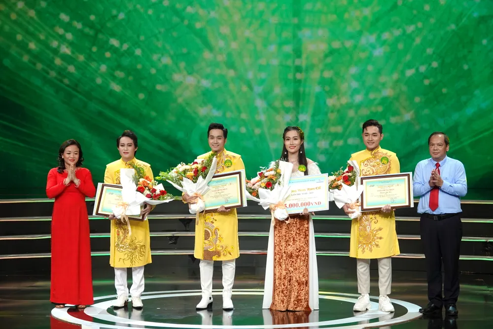 4 thí sinh nhận giải thưởng Thí sinh được yêu thích nhất qua 4 đêm chung kết xếp hạng. Ảnh: THÚY BÌNH