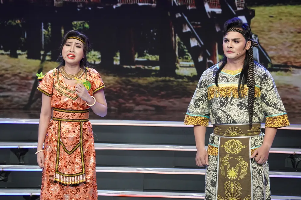 Thí sinh Trần Thị Yến Khoa hoàn thành tốt vai diễn nàng Langbiang trong trích đoạn "Chuyện tình Langbiang" với sự trợ giúp của NS Nguyễn Quốc Nhựt. Ảnh: THÚY BÌNH