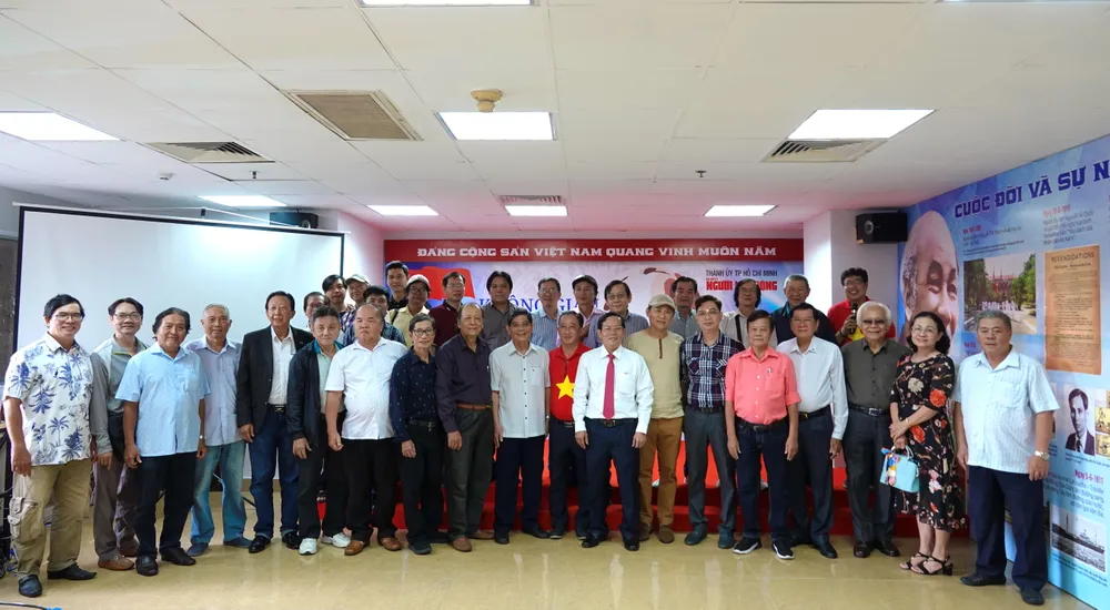 Ban Biên tập Báo Người Lao Động cùng các nhạc sĩ chụp hình kỷ niệm tại Không gian Văn hóa Hồ Chí Minh của báo. Ảnh: THÚY BÌNH