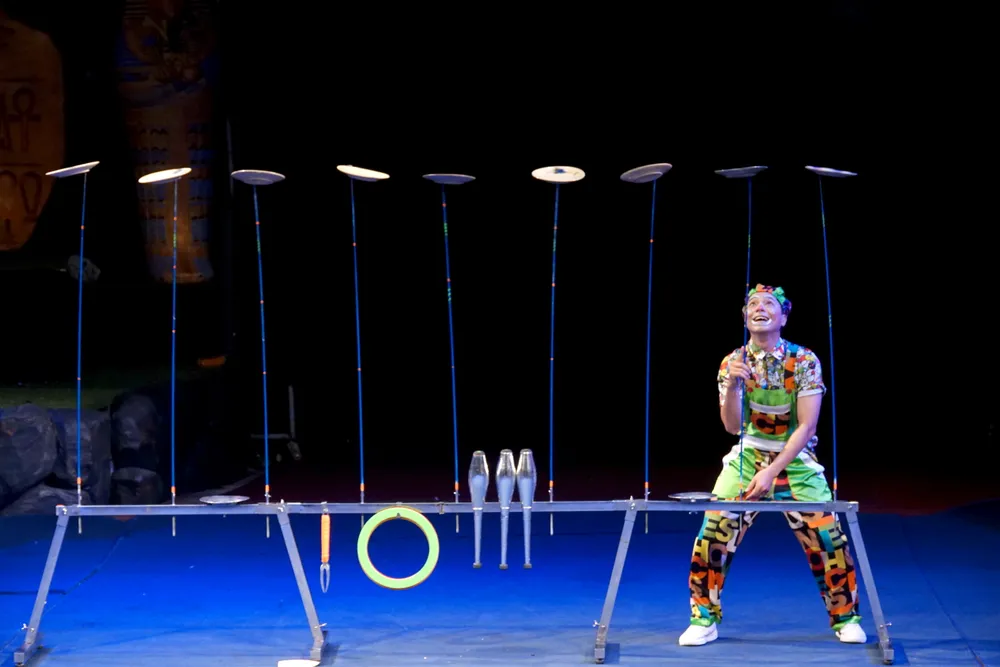 Tiết mục quay dĩa. Ảnh: THÚY BÌNH