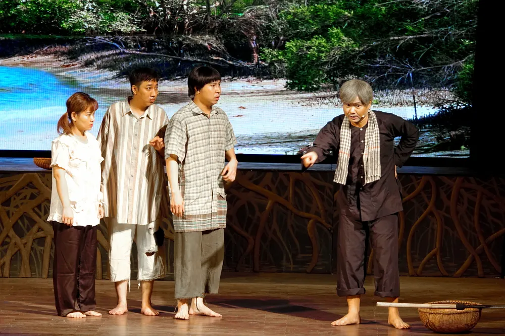 Ông Ba gác rừng, luôn bám trụ rừng để tiếp ứng kịp thời cho chiến sĩ cách mạng, tận tình chỉ dẫn cho đám trẻ cách thoát khỏi những hiểm nguy từ kẻ địch và động vật hoang dã rừng sâu nước độc. Ảnh: THÚY BÌNH