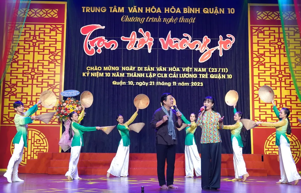 NSƯT Lê Tứ và NS Hà Như biểu diễn tiết mục ca cổ "Tình lúa duyên trăng". Ảnh: THÚY BÌNH