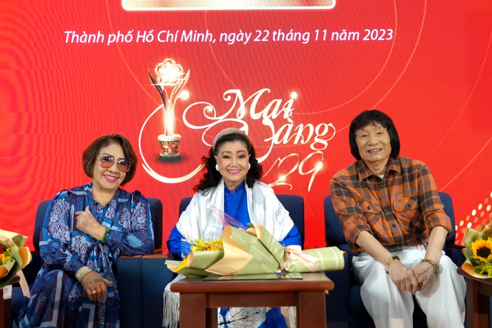 Buổi trò chuyện, chia sẻ những câu chuyện nghề, chuyện đời, công tác từ thiện vui tươi, ấm áp, thân tình. Ảnh: THÚY BÌNH Buổi trò chuyện, chia sẻ những câu chuyện nghề, chuyện đời, công tác từ thiện vui tươi, ấm áp, thân tình. Ảnh: THÚY BÌNH