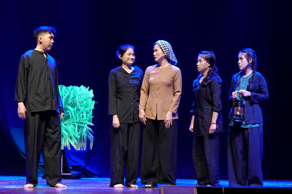 Những nam, nữ dân công hỏa tuyến tuổi đời đôi mươi, luôn sẵn sàng nhận nhiệm vụ gian khó, vì khát vọng đất nước hòa bình. Ảnh: THÚY BÌNH Những nam, nữ dân công hỏa tuyến tuổi đời đôi mươi, luôn sẵn sàng nhận nhiệm vụ gian khó, vì khát vọng đất nước hòa bình. Ảnh: THÚY BÌNH