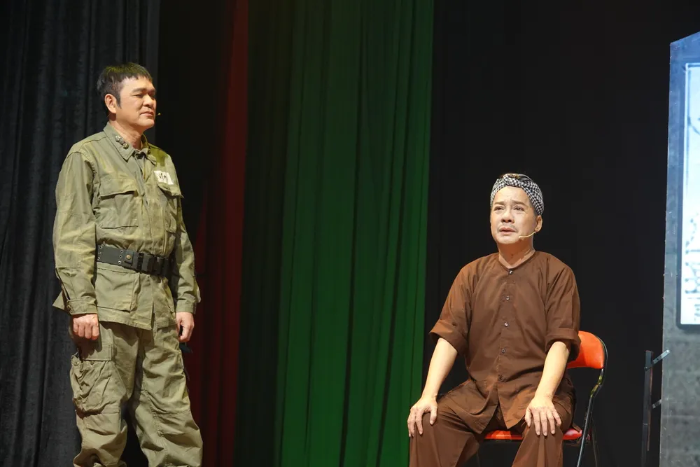 Cuộc đối đáp giữa đại úy Ngai (NS Quốc Thảo) và ông Hai (NS Minh Nhí) dù rất căng thẳng nhưng cũng không kém phần thú vị. Ảnh: THÚY BÌNH Cuộc đối đáp giữa đại úy Ngai (NS Quốc Thảo) và ông Hai (NS Minh Nhí) dù rất căng thẳng nhưng cũng không kém phần thú vị. Ảnh: THÚY BÌNH