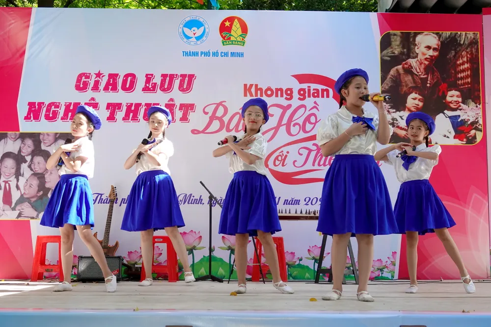 Tiết mục "Bác Hồ trong bức tranh em vẽ" của Đội nghệ thuật Nhà Thiếu nhi quận 6. Ảnh: THÚY BÌNH