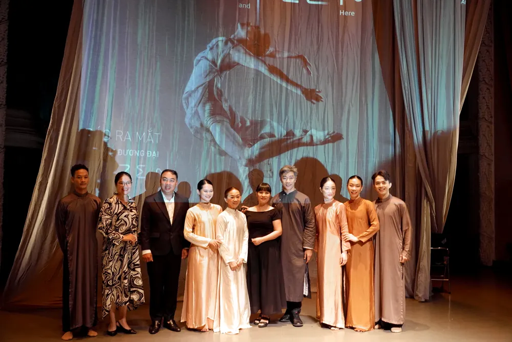 Ê kíp thực hiện vở múa "Senzen" cùng khách mời tại buổi họp báo. Ảnh: THÚY BÌNH