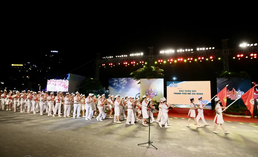 Đội Nghi lễ Nhà Thiếu nhi TPHCM diễu hành qua sân khấu. Ảnh: DŨNG PHƯƠNG