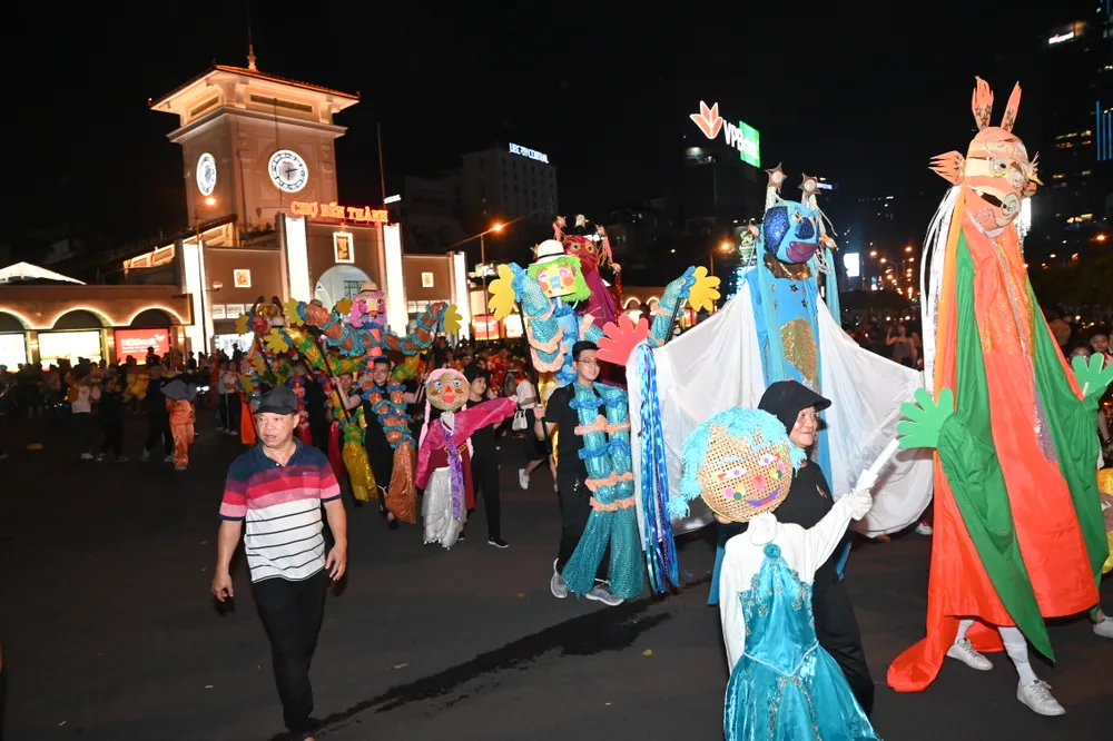 Lễ diễu hành đa sắc màu, vui tươi, thú vị. Ảnh: DŨNG PHƯƠNG