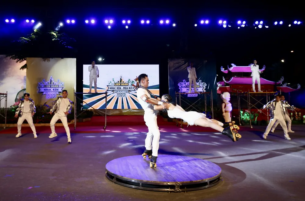 Màn diễn trình xiếc cuốn hút khán giả của đôi nghệ sĩ tài năng Hiển Phước - Thanh Hoa. Ảnh: DŨNG PHƯƠNG