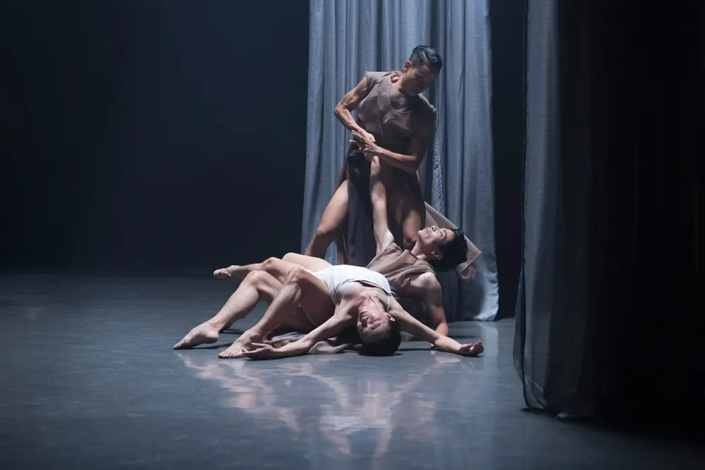 NSƯT Tố Như, NSƯT Cao Chí Thành và diễn viên múa Văn Thịnh trong vở ballet đương đại "Senzen". Ảnh: ĐẠI NGÔ