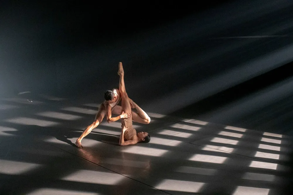 Diễn viên múa Văn Thịnh và Vũ Minh Thư trong vở múa "Senzen". Ảnh: ĐẠI NGÔ