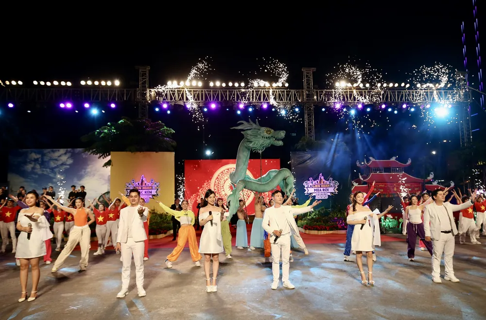 Lễ khai mạc hai liên hoan diễn ra với nhiều sắc màu hấp dẫn. Ảnh: DŨNG PHƯƠNG